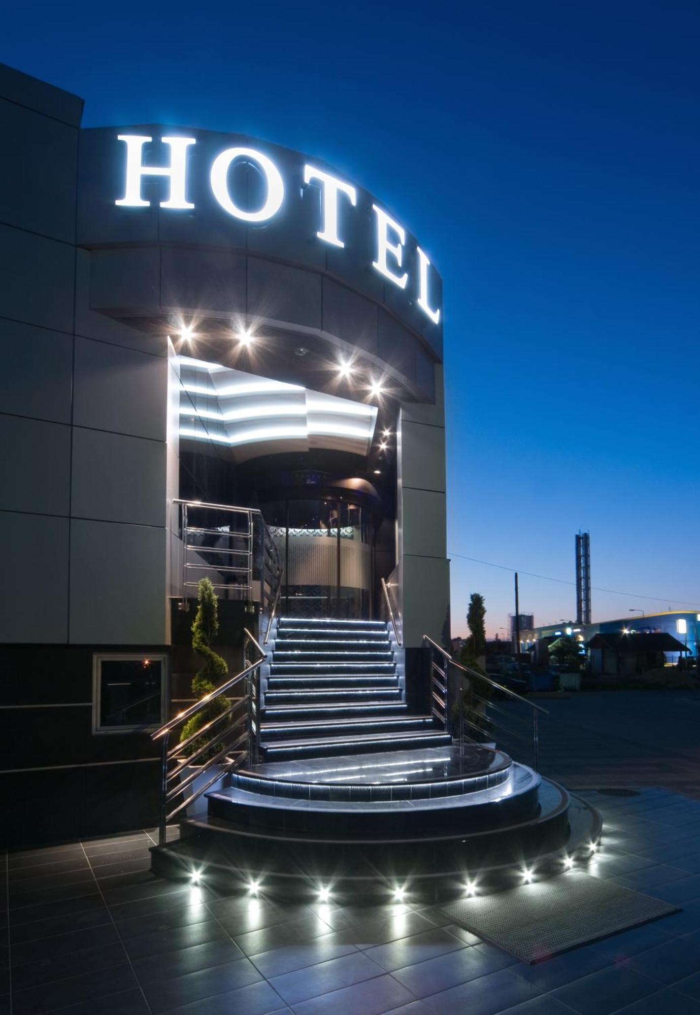 Hotel Zeneva Lux Крагуєваць Екстер'єр фото