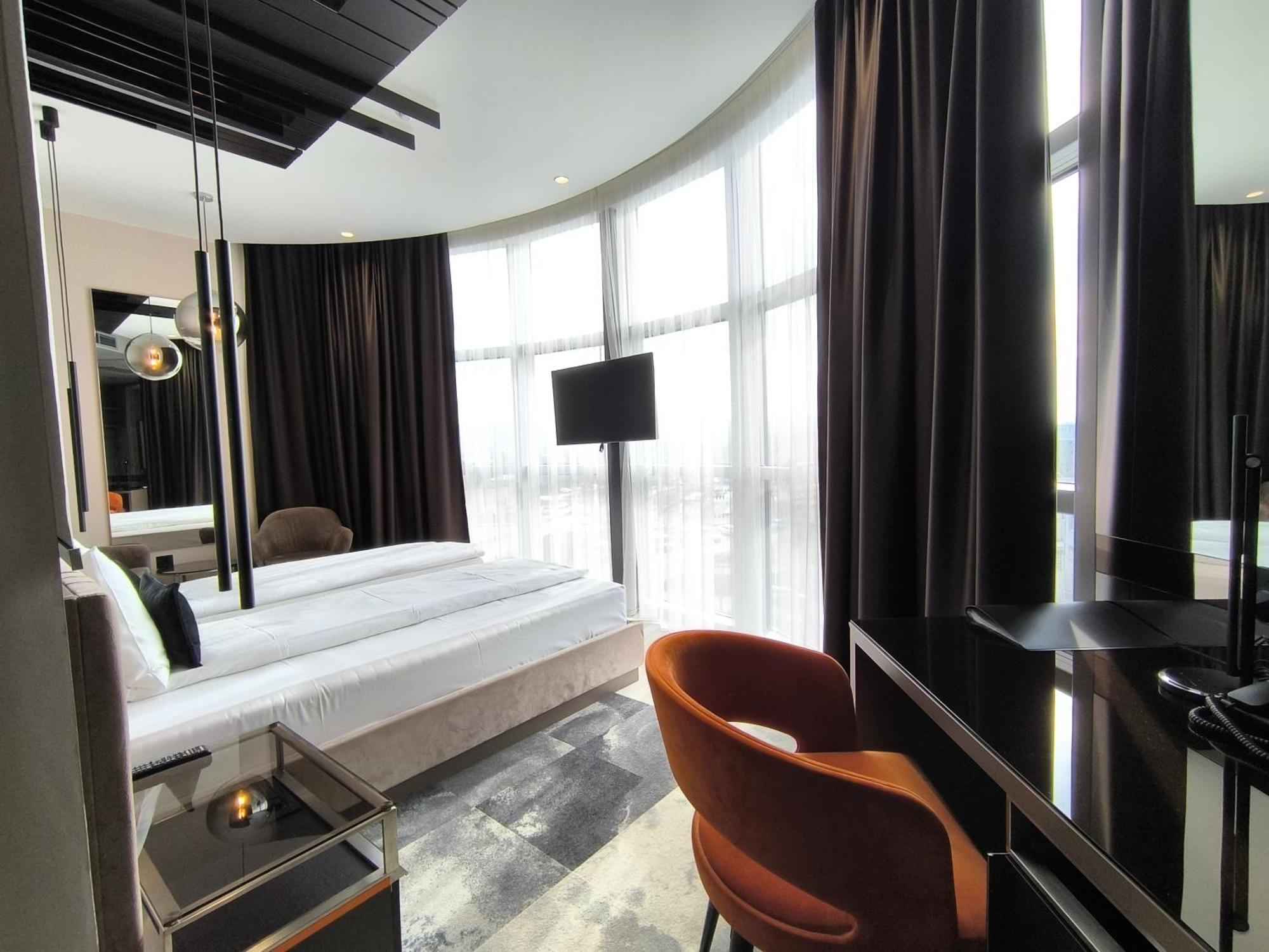 Hotel Zeneva Lux Крагуєваць Екстер'єр фото