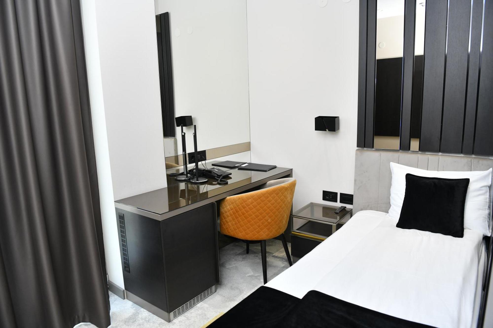 Hotel Zeneva Lux Крагуєваць Екстер'єр фото