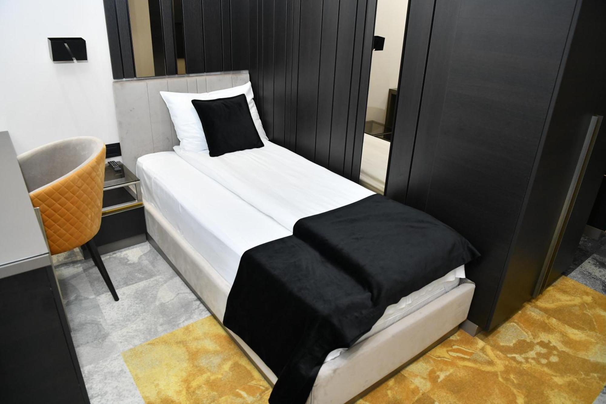 Hotel Zeneva Lux Крагуєваць Екстер'єр фото