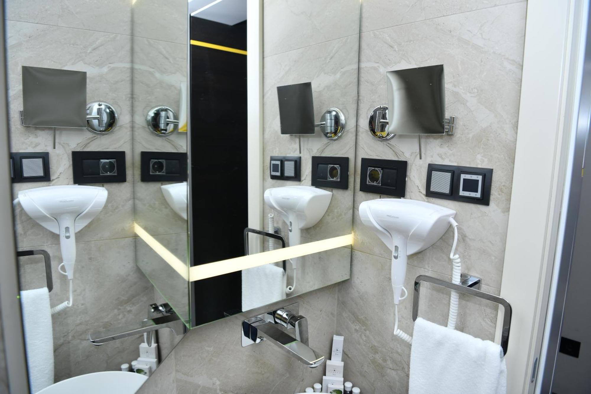 Hotel Zeneva Lux Крагуєваць Екстер'єр фото